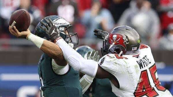 Breaking News: Fans taunt Jalen Hurts and Nick Sirianni after the Eagles fall to the Bucs in the NFL playoffs...