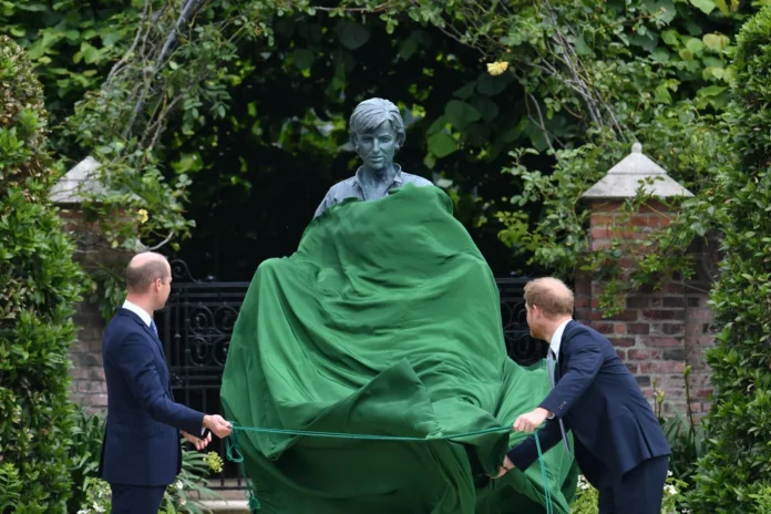 To honor Princess Diana love strenght and character, Prince William and Prince Harry unveil a statue they commissioned of their mother Princess Diana in the Sunken Garden at Kensington Palace