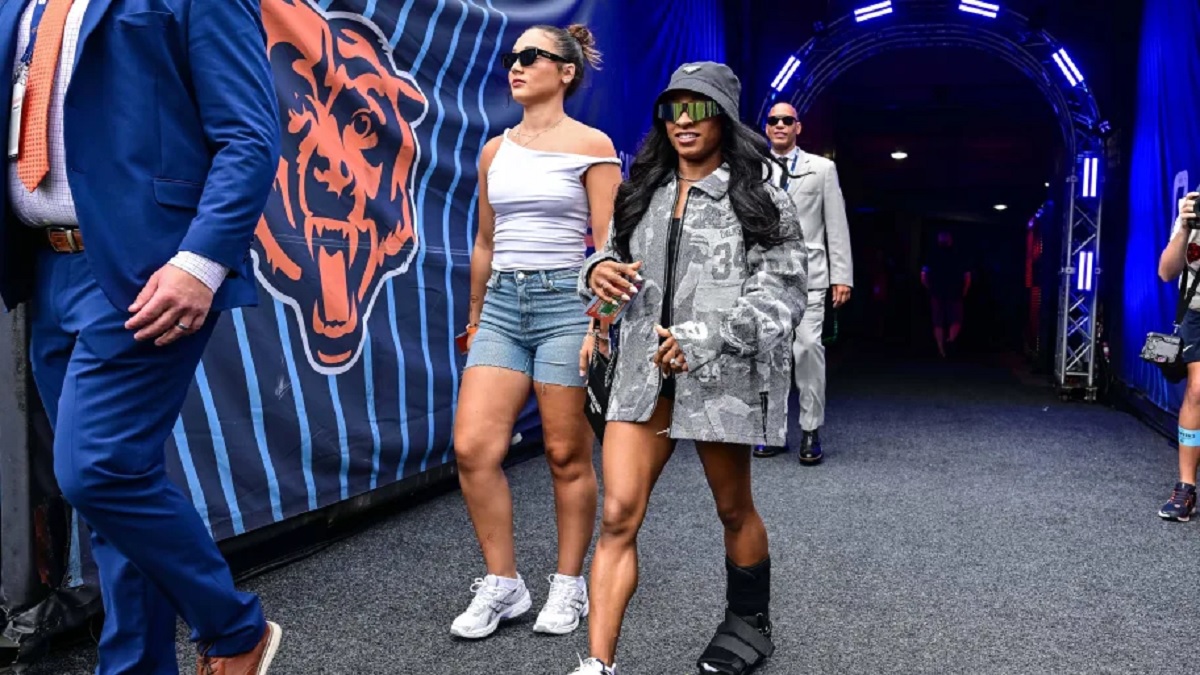 REVEALED : Simone Biles is getting unnecessarily ripped for wearing Walking boot and a Packers jacket to watch husband Jonathan Owens play for the Bears