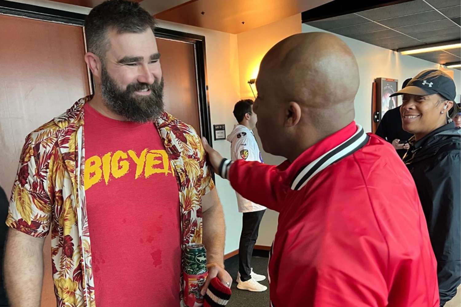 Jason Kelce Arrives in grand style to cheer for brother Travis Kelce opener game Ravens Vs Chiefs pted for a playful, yet stylish look, wearing a Chiefs-colored floral shirt over his signature “Big Yeti” t-shirt, paying homage to his brother's nickname from college days.